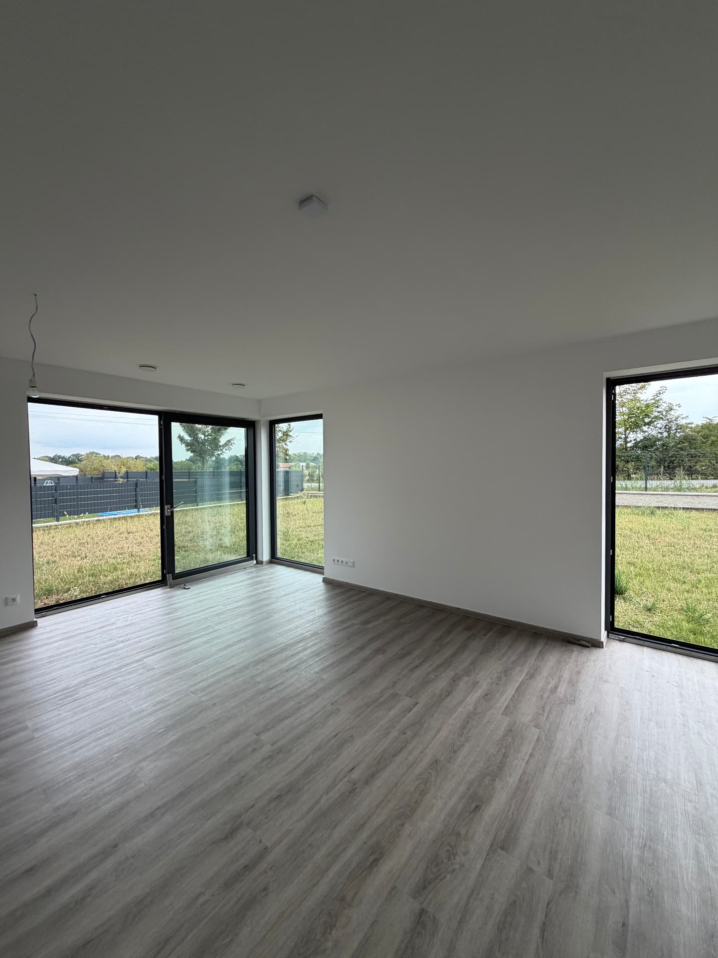 Vzdušný obytný prostor s velkými okny